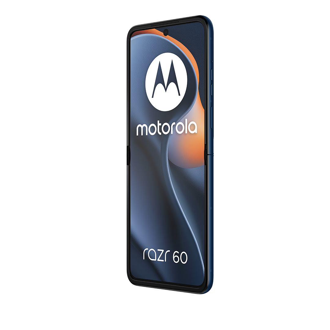 Ein Motorola Razr 60 Telefon auf weißem Hintergrund. Das Telefon ist dunkelblau und zeigt das Motorola-Logo auf dem Bildschirm.