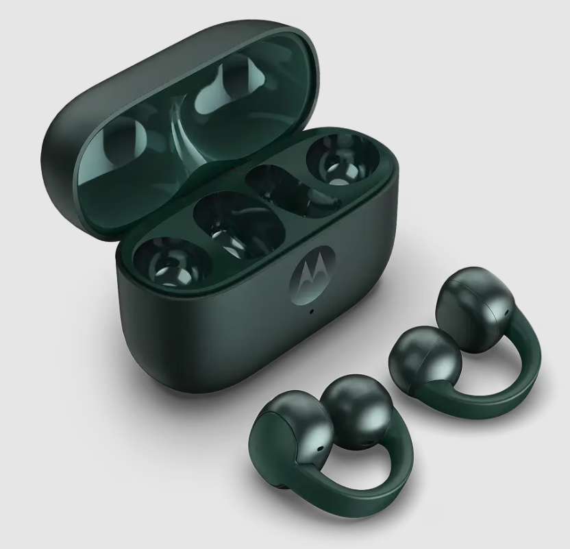 Grüne Motorola-Ohrhörer und Ladeetui auf weißer Oberfläche. Das Etui ist geöffnet, die Ohrhörer liegen daneben.