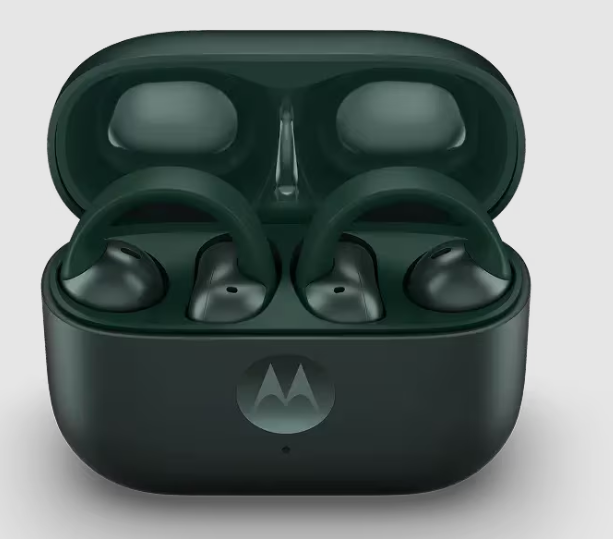 Dunkelgrüne Motorola-Ohrhörer in einem offenen Ladecase. Das Case hat das Motorola-Logo. Ohrhörer sind sichtbar.