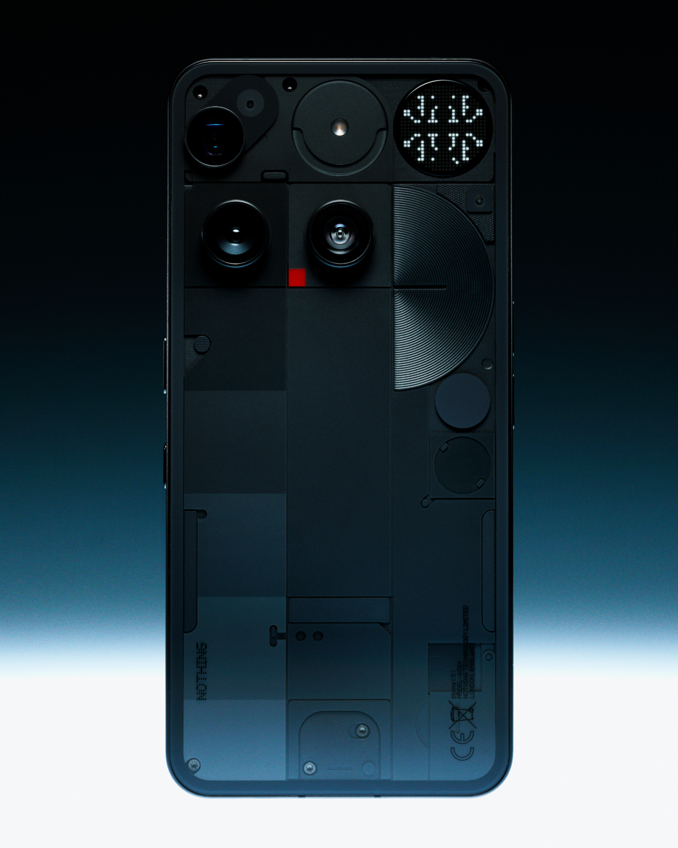 Schwarze Smartphone-Rückseite mit transparentem Design. Sichtbare Komponenten, darunter Kameralinsen und Digitalanzeige.