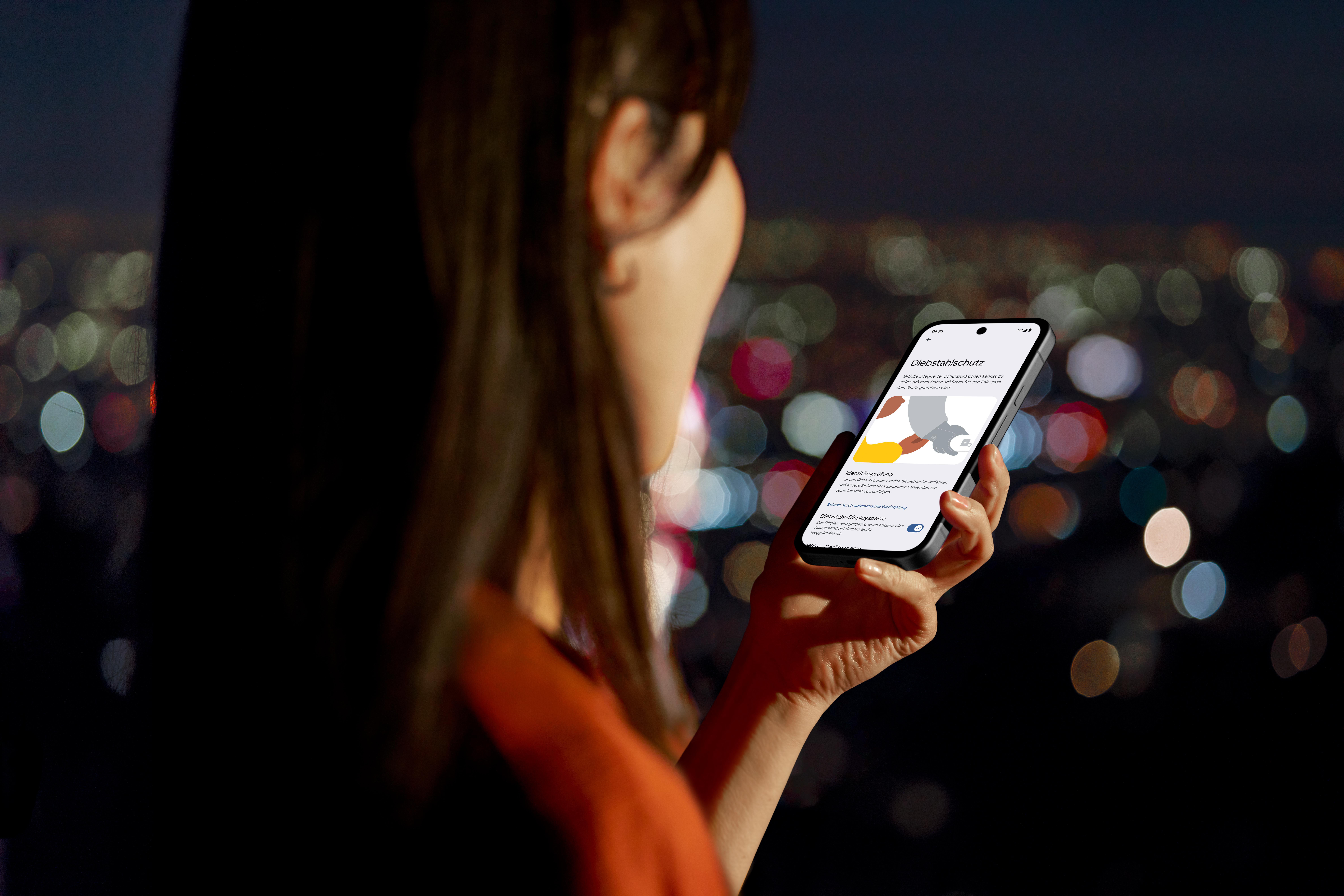 Frau hält Telefon mit App-Oberfläche bei Nacht.