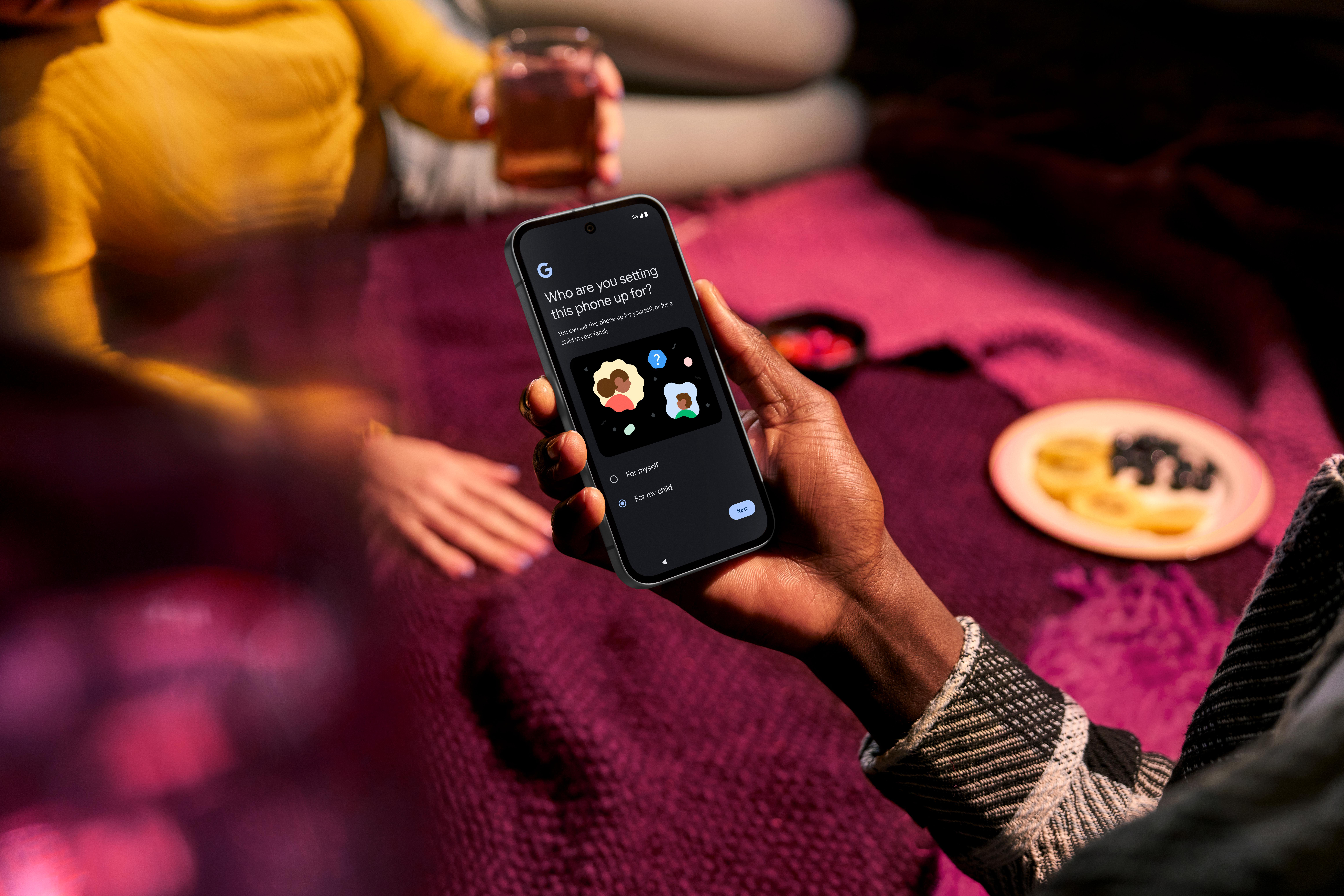 Eine Person hält ein Smartphone mit einer App-Oberfläche zu den Einstellungen.