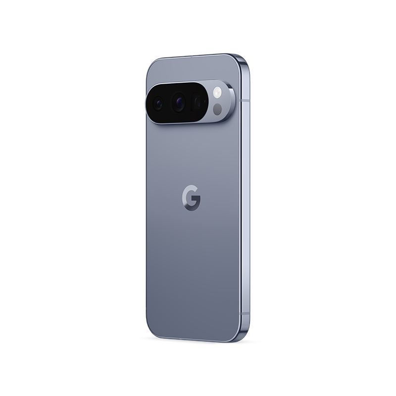 Ein hellblaues Smartphone mit Kameraleiste und Google-Logo. Das Telefon ist silberfarben und befindet sich auf weißem Hintergrund.