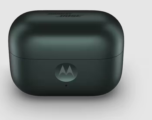 Eine dunkelgrüne Motorola-Kopfhörerhülle. Sie hat das Motorola-Logo und die Aufschrift "SOUND BY BOSE" darüber.