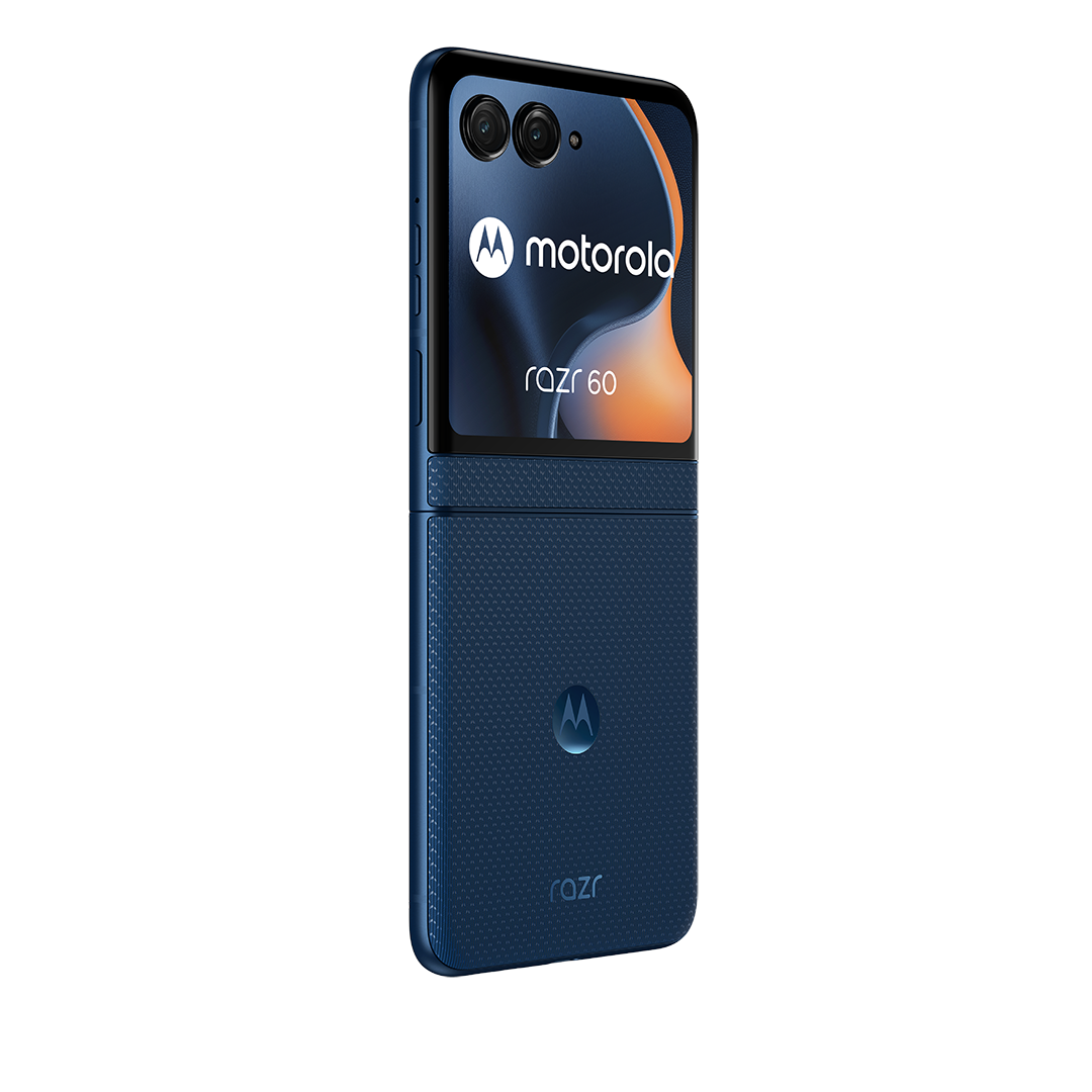 Ein teilweise geöffnetes blaues Motorola Razr 60 Telefon. Der Bildschirm zeigt das Motorola-Logo und Orange. Das Telefon hat eine strukturierte Rückseite.
