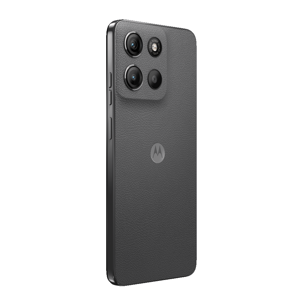 Ein graues Smartphone mit drei Kameras und einem Motorola-Logo auf schwarzem Hintergrund.