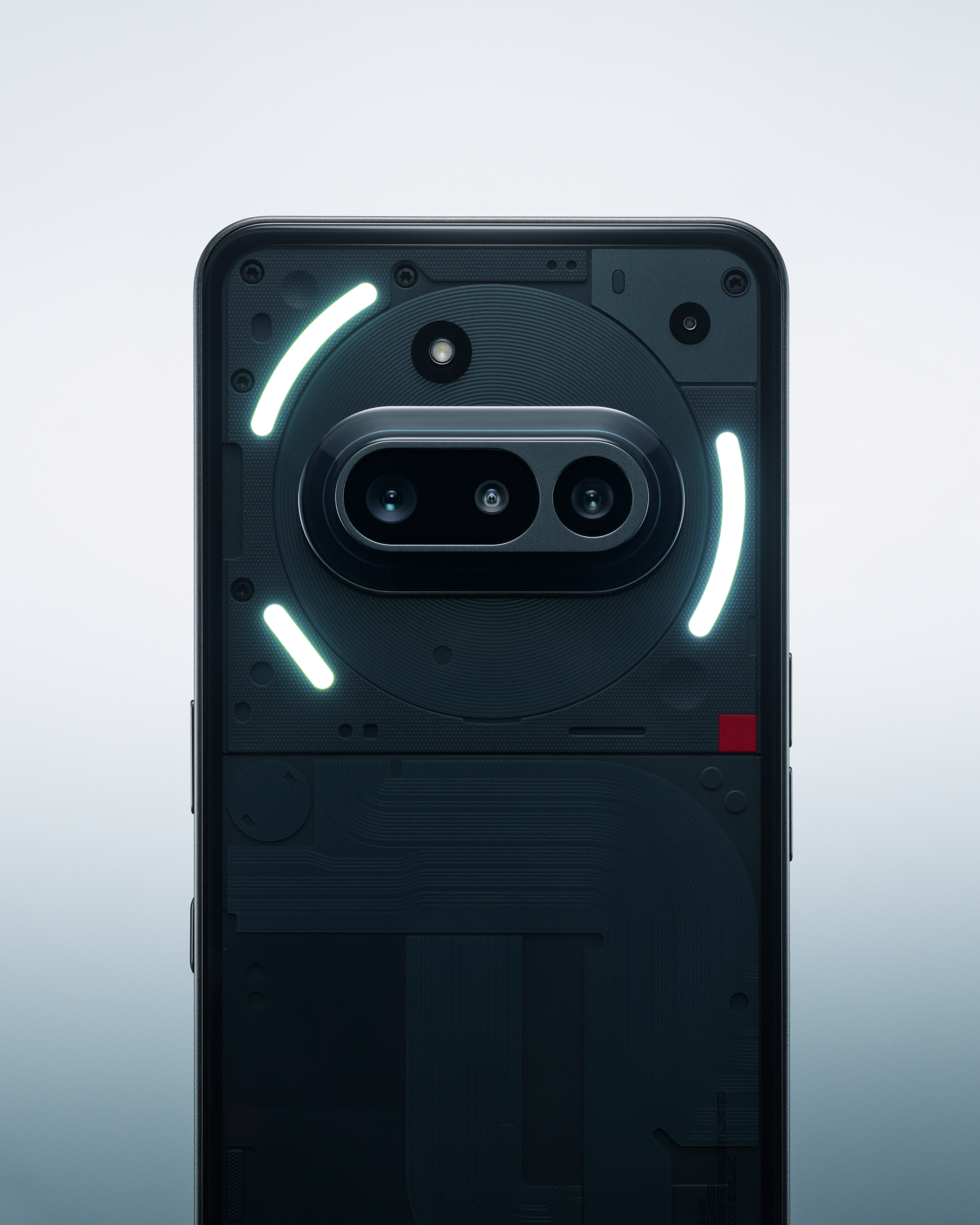 Rückseite eines Smartphones mit einzigartigem Kameradesign und leuchtenden Lichtern.