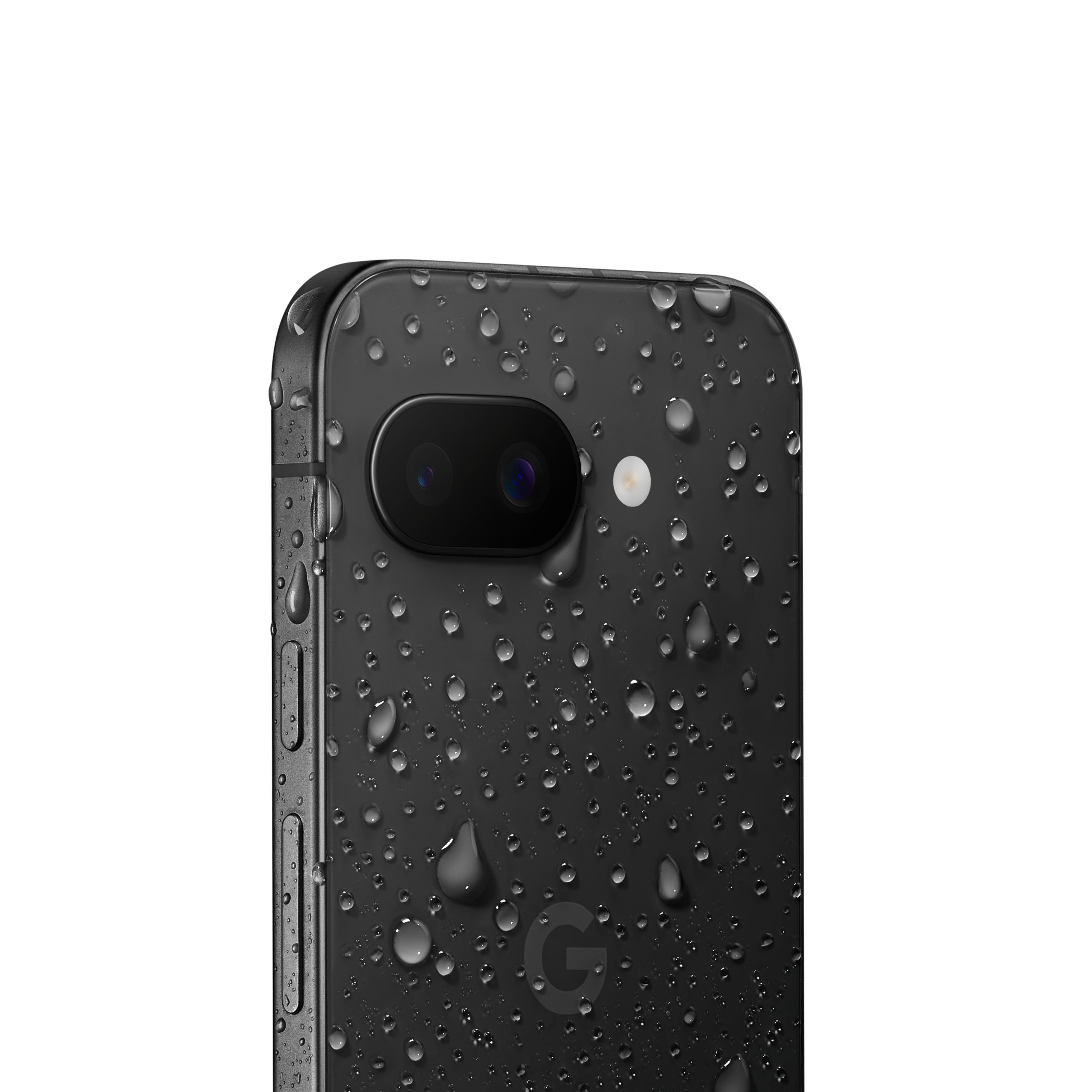 Ein schwarzes Telefon ist mit Wassertropfen bedeckt. Es hat Dual-Kameras und ein G-Logo.