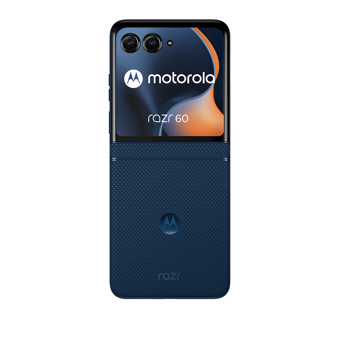 Ein gefaltetes Motorola Razr 60-Telefon, marineblau. Oben befinden sich Kameralinsen, das Motorola-Logo und der Bildschirm. Unten eine strukturierte blaue Oberfläche.