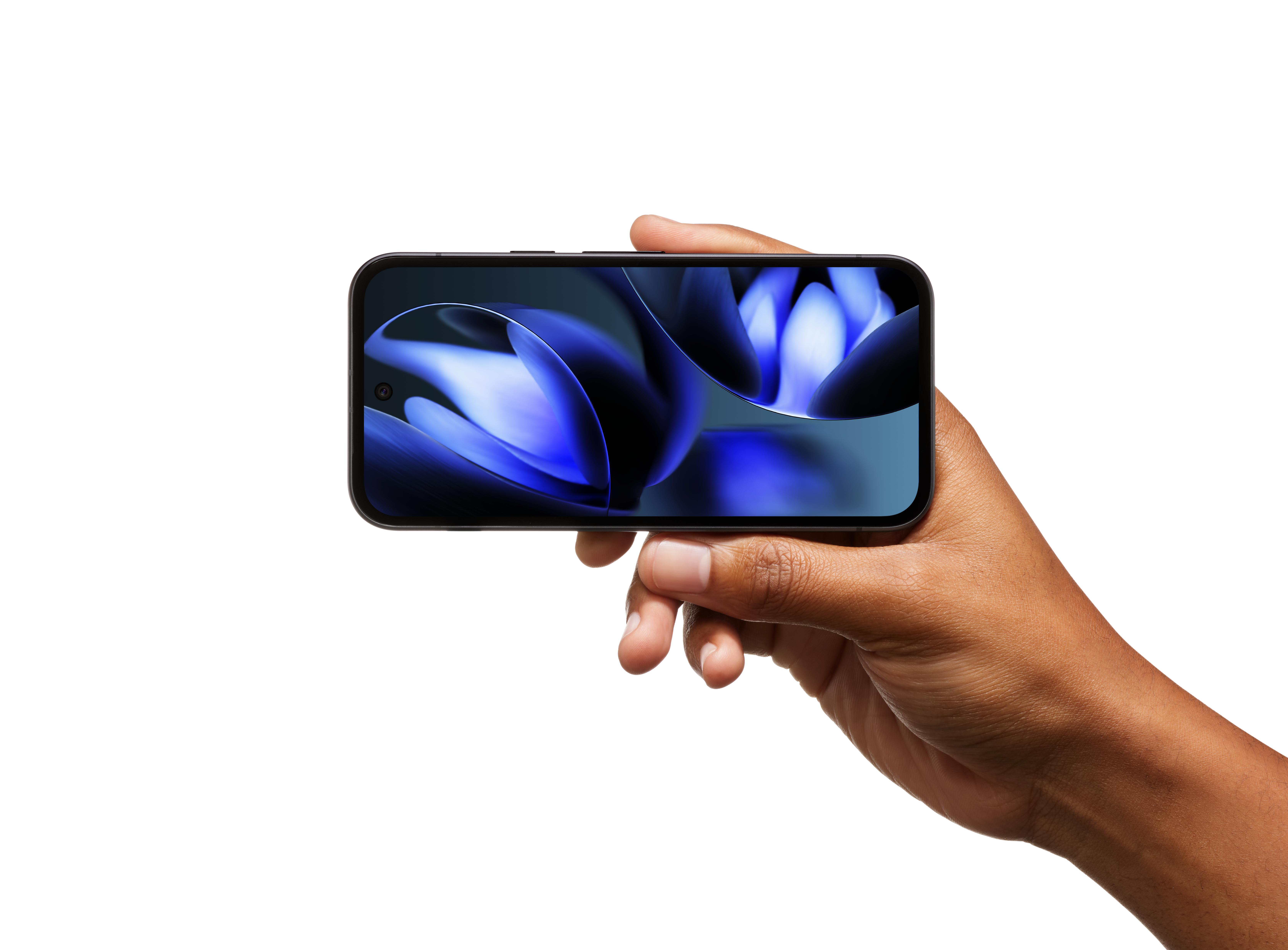 Eine Hand, die ein faltbares Smartphone mit einem blauen, abstrakten, blumenartigen Bild auf dem Bildschirm hält.