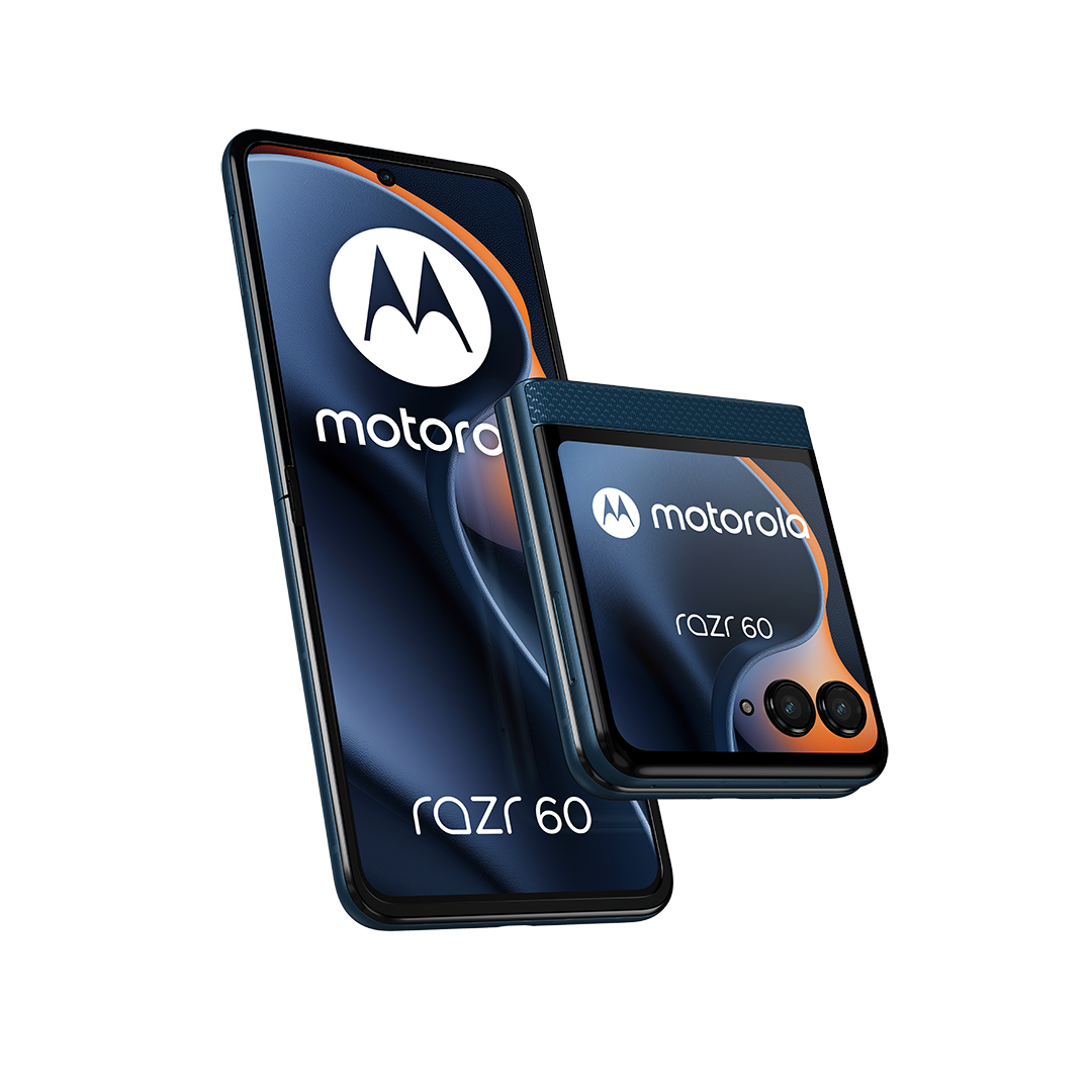 Zwei Motorola Razr 60 Telefone. Eines offen, das andere teilweise gefaltet. Die Telefone sind marineblau und haben ein Motorola-Logo.