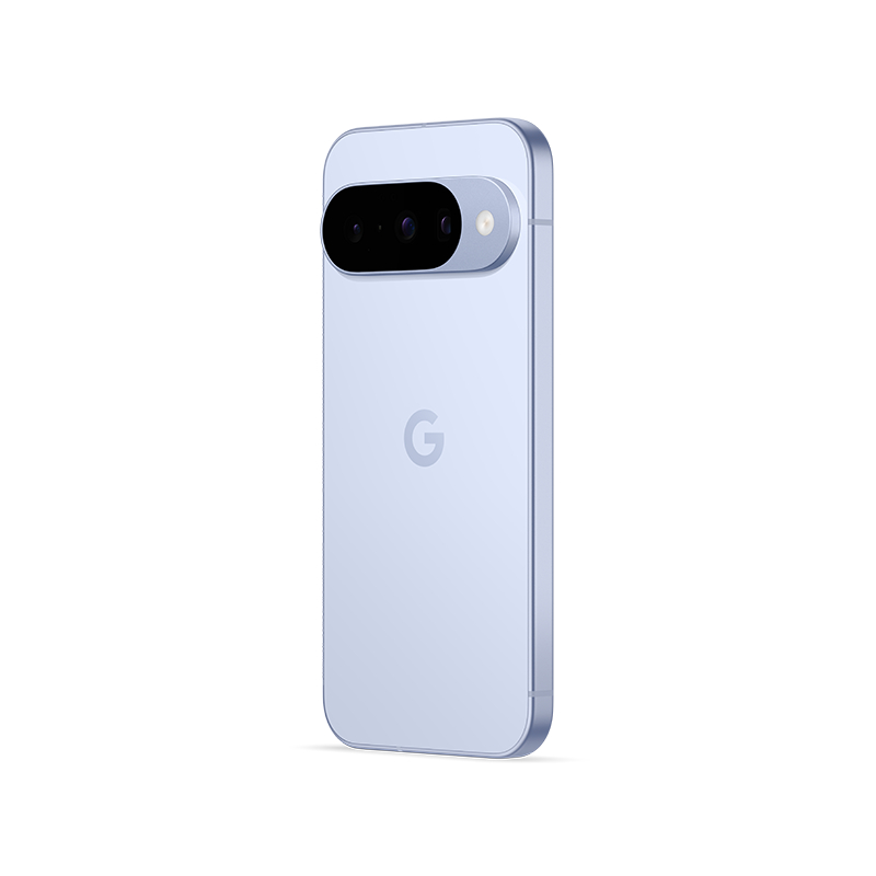 Ein hellblaues Smartphone, Rückansicht, mit schwarzer Kameraleiste und Google-Logo. Das Telefon befindet sich auf weißem Hintergrund.