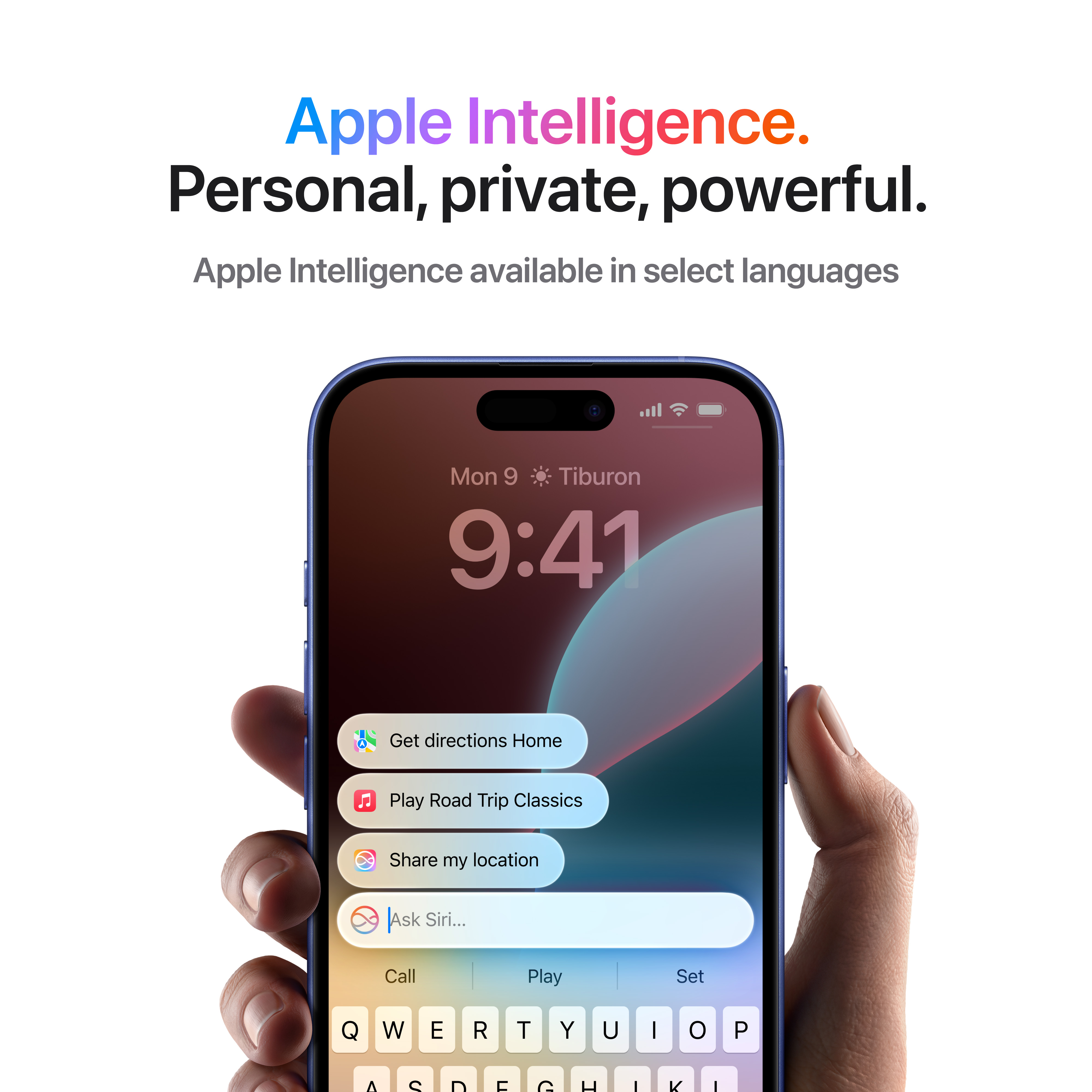 Eine Hand, die ein blaues iPhone mit der Apple Intelligence-Oberfläche hält.