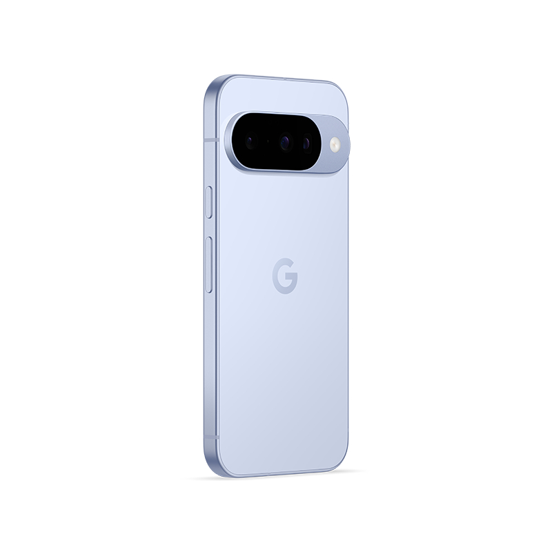 Ein hellblaues Google Pixel 7-Telefon, leicht angewinkelt. Es hat eine Kameraleiste und ein 'G'-Logo auf der Rückseite. Der Hintergrund ist weiß.