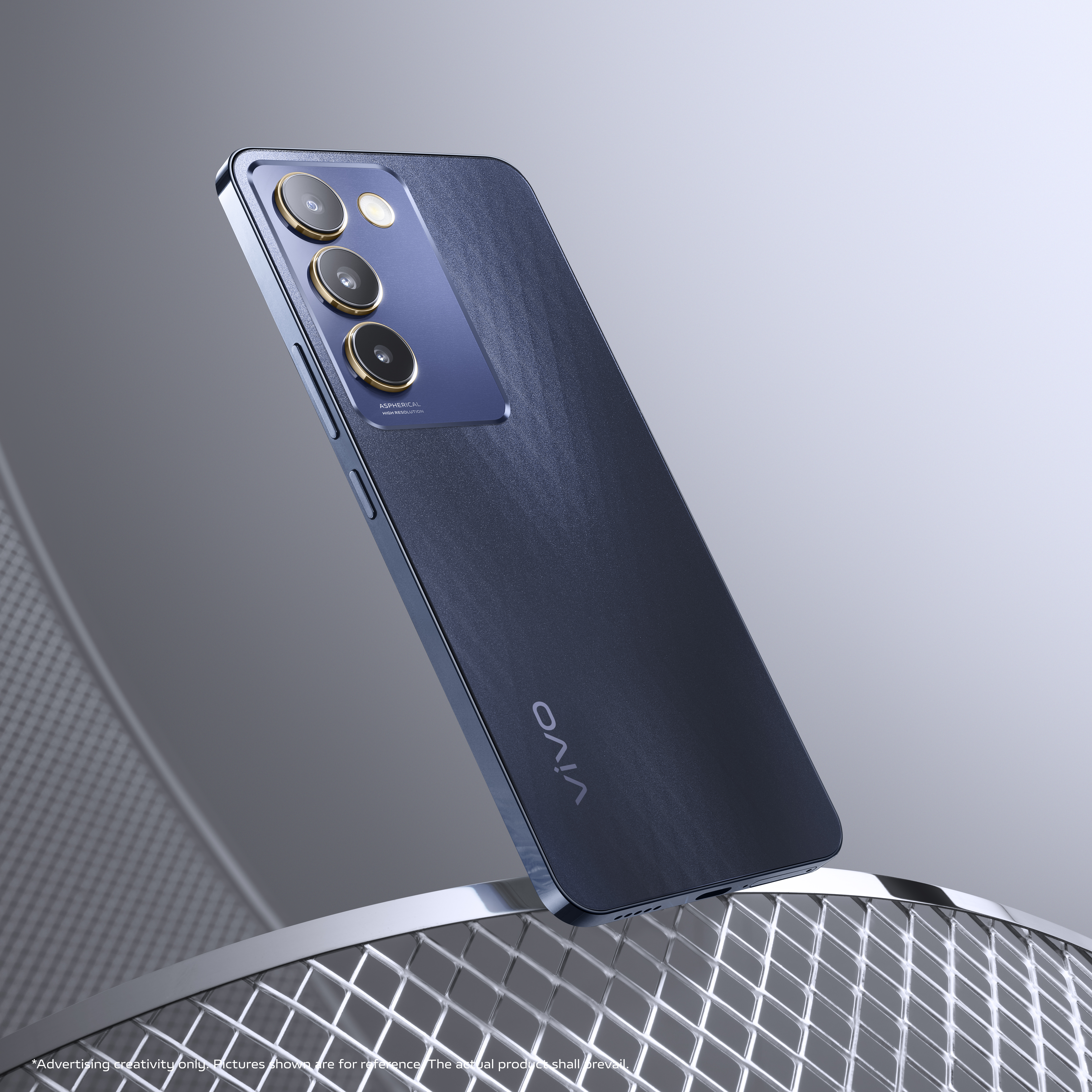Blaues Telefon mit drei Kameras, abgewinkelt auf einer Metalloberfläche.