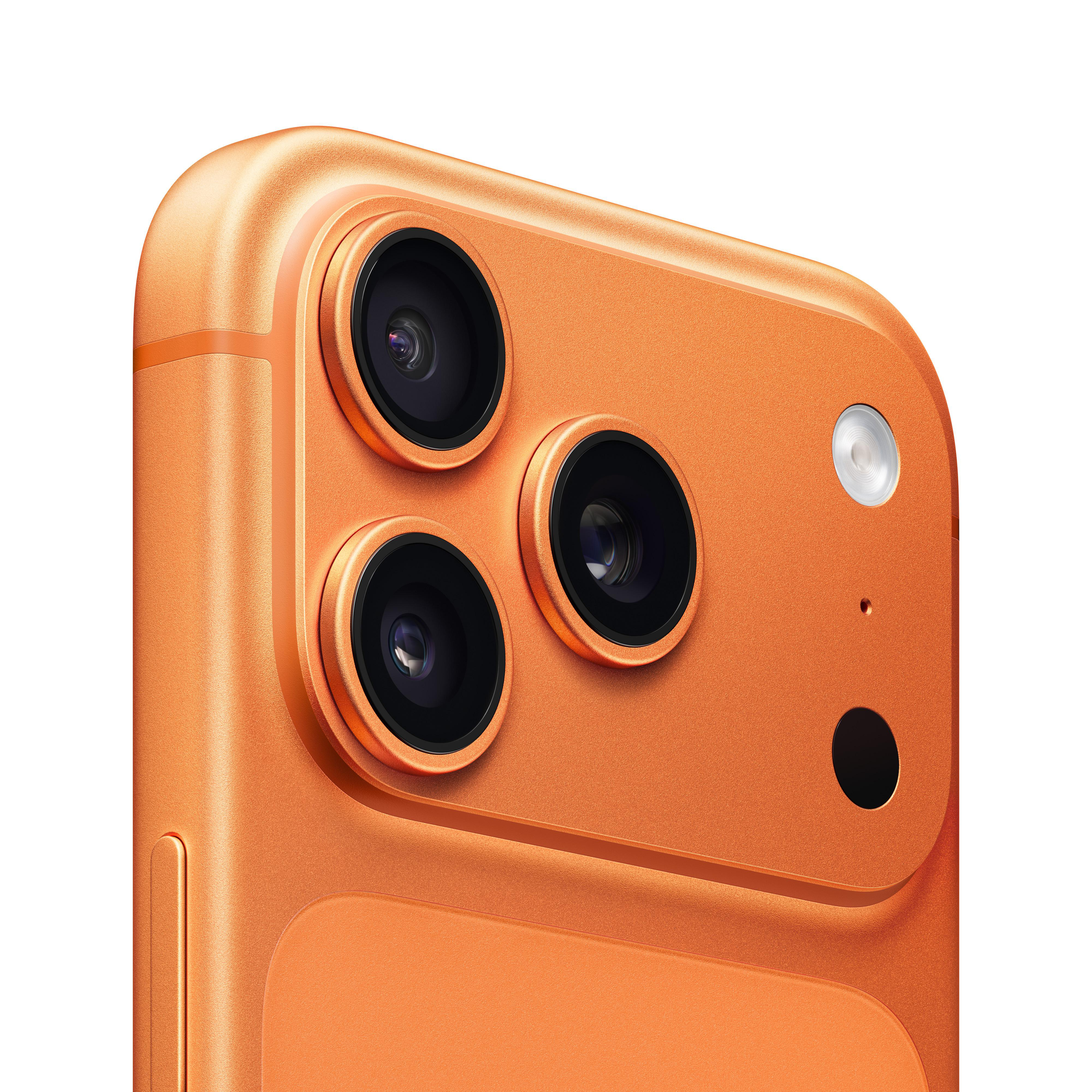 Nahaufnahme eines orangefarbenen Kameramoduls eines Telefons mit drei Linsen, einem Blitz und einem Mikrofon.