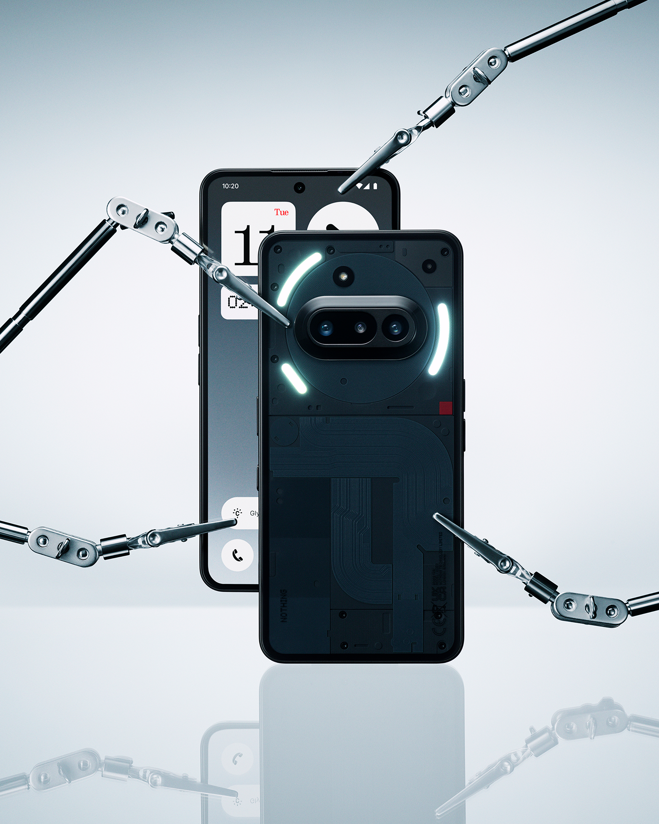 Zwei Telefone. Eines hat eine beleuchtete Rückseite. Metallische Arme umgeben sie.
