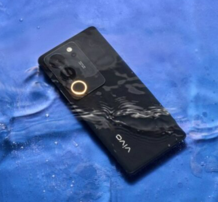 Schwarzes Smartphone unter Wasser, mit einem Ringlicht um die Kamera.
