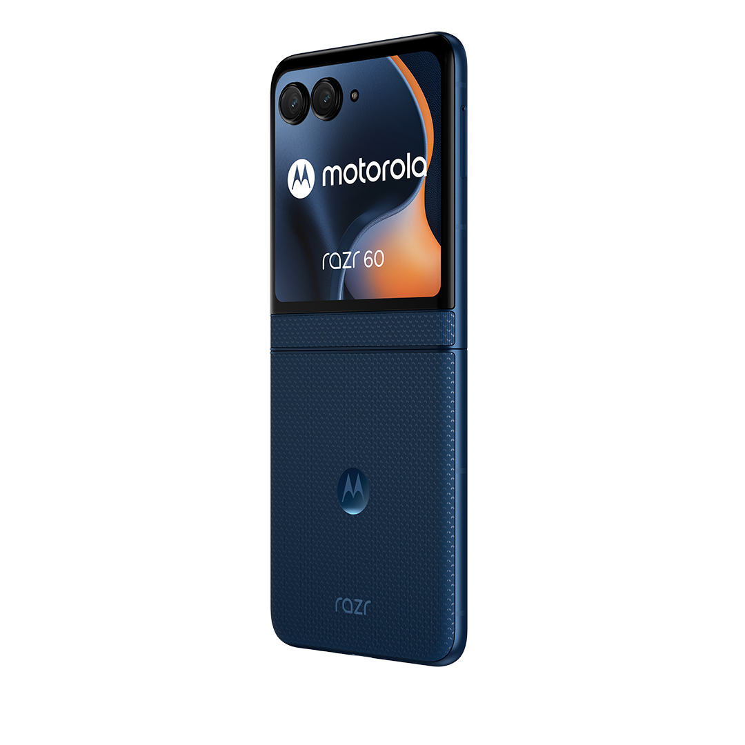 Blaues Motorola Razr 60 Klapphandy. Es ist geöffnet und zeigt den Bildschirm mit dem Motorola-Logo. Das Telefon steht vor weißem Hintergrund.