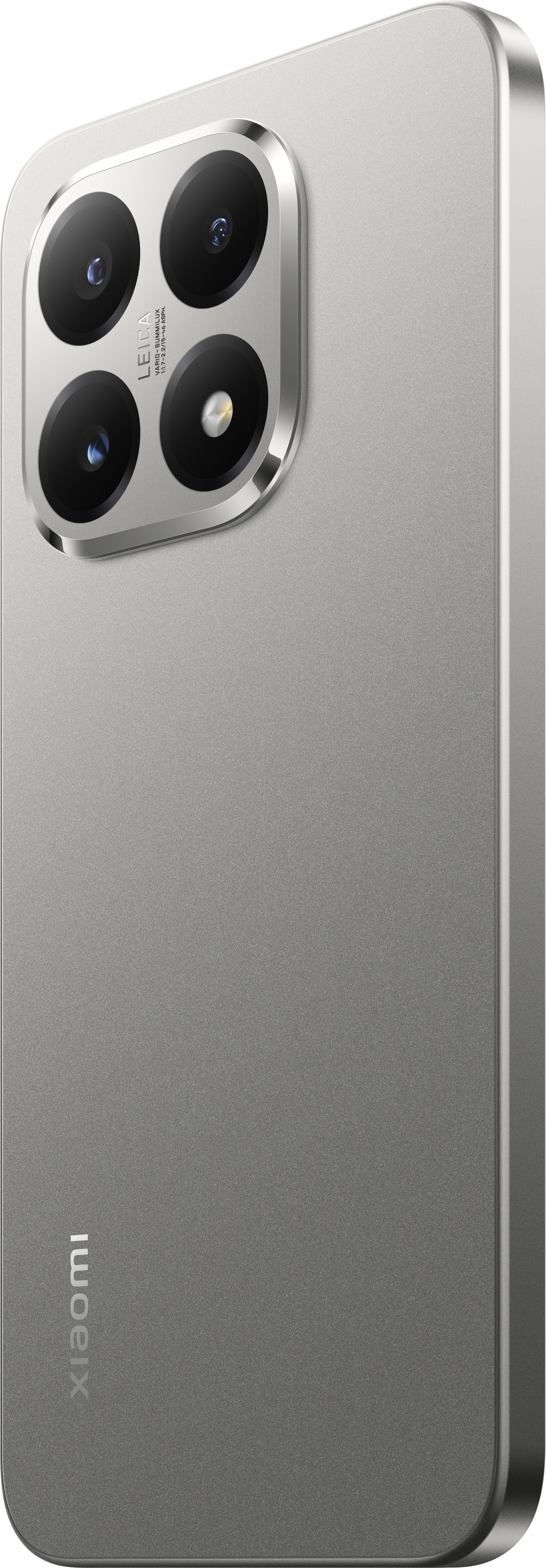 Rückseite eines silbernen Smartphones mit Kameramodul. Leica-Objektiv sichtbar. Xiaomi-Logo unten. Metallische, strukturierte Oberfläche.
