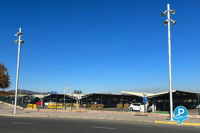 Imagen exterior del parking larga estancia Aena en el Aeropuerto de Barcelona