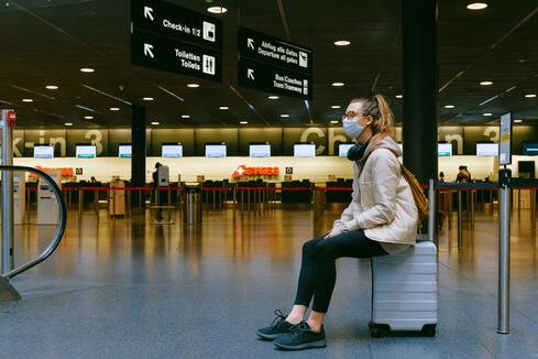 woman-sitting-on-luggage-3943882 (1)