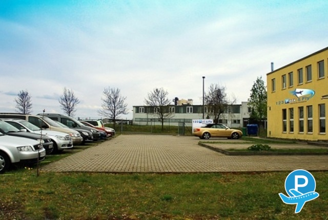 Parken Berlin Schönefeld Flughafen Park 6 Fly www.parkenflughafen.de